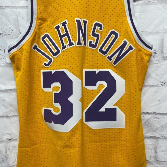 Los Angeles Lakers Magic Johnson Mitchell & Ness Retired Player Jersey - Picture 9 of 9
